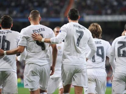 Cristiano celebra con Benzema, Kovacic, Modric e Isco tras marcar su segundo gol al Shakhtar el martes pasado. 