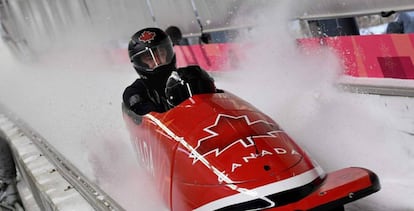 Justin Kripps finaliza su entrenamiento de bobsleigh por parejas.