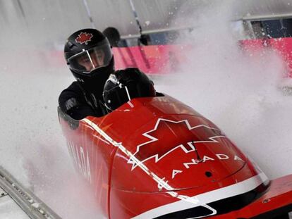 Justin Kripps finaliza su entrenamiento de bobsleigh por parejas.