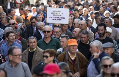 Unos 6.000 manifestantes se han concentrado en la plaza de San Agustín y la calle San Vicente, llegados, sobre todo, de pueblos de la provincia de Valencia.