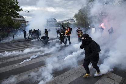 PSG04 PARÍS (FRANCIA) 28/04/2016.- Un grupo de manifestantes se enfrentan a la policía durante una manifestación contra la reforma laboral del Gobierno socialista en la Plaza de la Nación en París (Francia) hoy, 28 de abril de 2016. La policía francesa ha cargado en varias ciudades del país contra manifestantes radicales en las protestas convocadas por sindicatos y asociaciones de estudiantes. EFE/Etienne Laurent