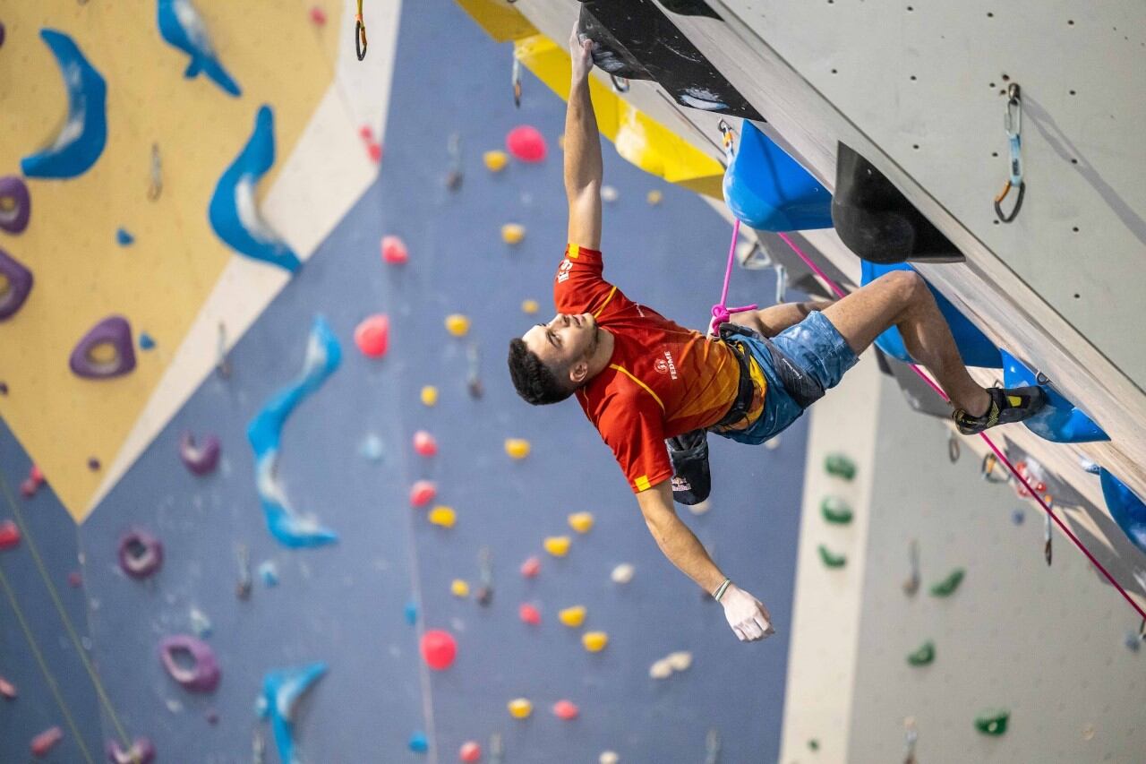 Alberto Ginés durante una cita de la Copa del Mundo de escalada en 2022.