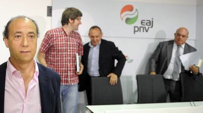 Emilio Olabarria, primero a la derecha, junto a Ramiro González, Gorka Urtaran y Norberto Aldayturriaga, en Vitoria. 