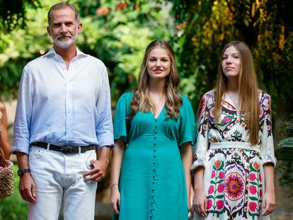 PALMA DE MALLORCA, 31/07/2023.- (De izq a dcha) La reina Letizia, el rey Felipe VI, la princesa Leonor, y la infanta Sofía disfrutan de sus vacaciones en el Palacio de Marivent, en Palma de Mallorca, este lunes. La reina Letizia, la princesa Leonor y la infanta Sofía llegaron ayer domingo a la isla balear para juntarse a Felipe VI y para pasar unos días de vacaciones en familia, en un verano marcado por la situación política tras las elecciones generales del pasado día 23. EFE/ Ballesteros
