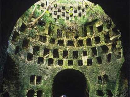 Nichos en la bóveda subterránea (hipogeo) de torre Pinta, en el valle de la Memoria de Otranto, al sur de Italia.