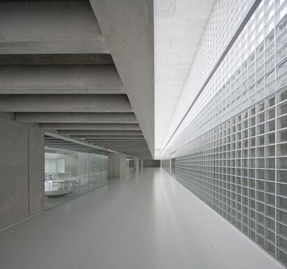 La Escuela Infantil Fuerte el Príncipe (plaza Alfredo Floristan s/n), en Pamplona, es un proyecto del estudio Pereda Pérez Arquitectos, también afincado en la ciudad navarra. Valoración del jurado: "Por la escala con la que se enfrenta  una plaza de dimensiones y contexto inhóspitos, aceptando y revalorizando los edificios de atrás. Por cómo consigue, desde la ortodoxia racionalista de clara legibilidad, crear espacios amables y articulados de gran calidad espacial y con un sensible aprovechamiento de la luz natural. Por el sincero tratamiento de los materiales, por la clara lógica de las soluciones constructivas, por la buena ejecución".