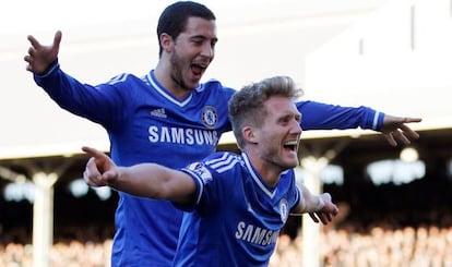 Schürrle celebra con Hazard uno de sus goles al Fulham.