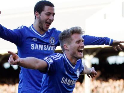 Schürrle celebra con Hazard uno de sus goles al Fulham.