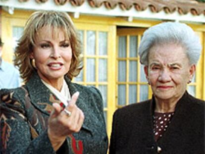 Raquel Welch con una pariente lejana en Bolivia