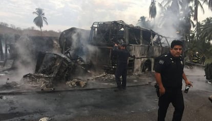 Choque en el sur de México entre un autobús y camión que trasportaba combustible.