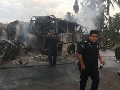 Choque en el sur de México entre un autobús y camión que trasportaba combustible.