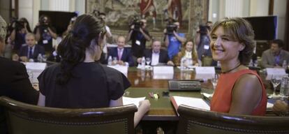 La ministra de Agricultura, Alimentaci&oacute;n y Medio Ambiente, Isabel Garc&iacute;a Tejerina (d), se ha reunido hoy con representantes de la Organizaci&oacute;n Interprofesional Lactea.