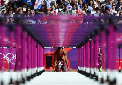US' LoLo Jones gets ready for the start of the women's 100m hurdles heats at the athletics event of the London 2012 Olympic Games on August 6, 2012 in London. AFP PHOTO / OLIVIER MORIN