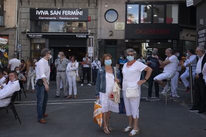 La plaza Consistorial, donde tradicionalmente se celebra el chupinazo, que da comienzo a las fiestas de San Fermín y que este año están suspendidas por la pandemia, no impide que los ciudadanos se reúnan a las doce de la mañana como manda la tradición, el 6 de julio. En 1938 se suspendieron los sanfermines como consecuencia de la Guerra Civil Española.