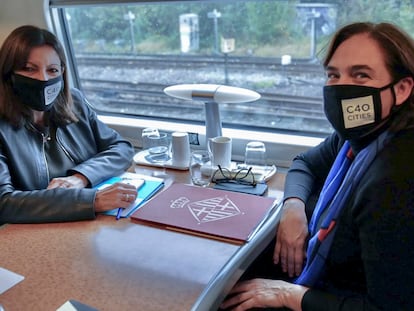 La alcaldesa de Barcelona Ada Colau frente a la de París Anne Hidalgo en el tren camino de Glasgow.