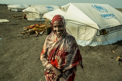 La refugiada sursudanesa Nyapuot Riak Dup, de 33 años, en su tienda familiar de ACNUR en el campo de refugiados de Alagaya, Al Jabalain.