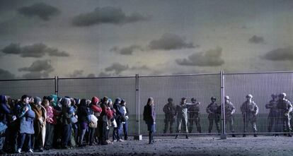 Anett Fritsch (Ilia, de espaldas) y David Portillo (Idamante), ambos en el centro, a uno y otro lado de la valla que separa a vencedores y vencidos, al comienzo del primer acto de 'Idomeneo'.