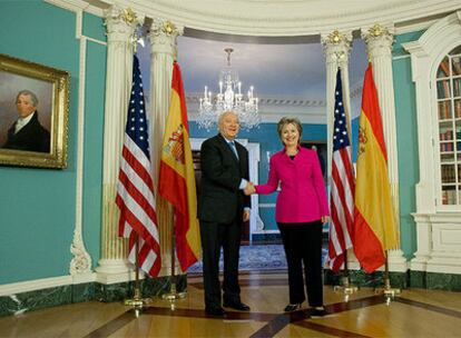 Miguel Ángel Moratinos y Hillary Clinton se saludan en el Departamento de Estado en Washington.
