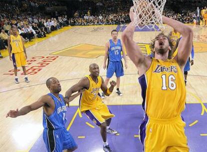 Gasol realiza un mate durante el partido frente a los Orlando Magic.