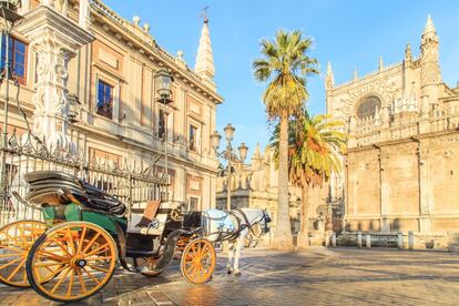 Sevilla a otro aire: para aquellos que quieran sorprender a su pareja no existe nada parecido al aire de Sevilla. Camina por sus calles adoquinadas y disfruta de sus barrios antiguos, de sus casas e históricos monumentos. Porque en las noches con olor a azahar mirando la giralda iluminada las penas son menos y después de una cena a orillas del Guadalquivir el alma se ensancha. Llena de aire los pulmones y disfruta de un crucero por el río para admirar la belleza de Sevilla, su maestranza, la Torre del Oro o la Plaza de España. Con el estómago lleno tu paso por los baños árabes Aire de Sevilla serán el capotazo final a un fin de semana de placeres.