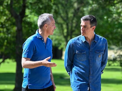 Pedro Sánchez (a la izquierda) y el secretario general de la OTAN, Jens Stoltenberg, este fin de semana en la finca Quintos de Mora (Los Yébenes, Toledo).