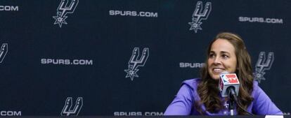 Hammon, en su primera rueda de prensa con los Spurs.