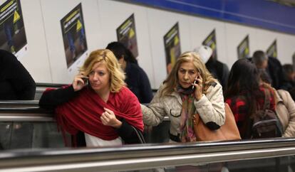 Usuarias de móvil, en el metro de Madrid.