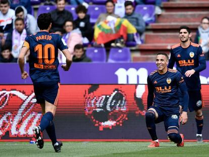 Rodrigo, de rodillas, celebra un gol del Valencia ante el Valladolid.