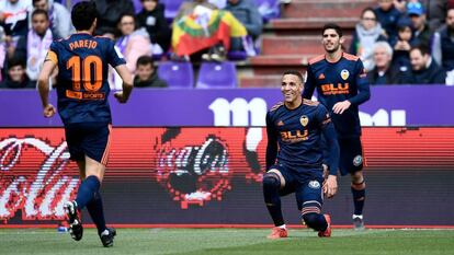 Rodrigo, de joelhos, comemora um gol do Valencia contra o Valladolid.