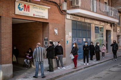 Varios pacientes forman una cola en el Centro de Salud Puerta Bonita de Madrid, el viernes.