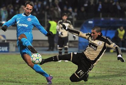 Shirokov remata a puerta sorteando la entrada de Maxi Pereira