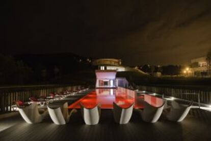 Piscina exterior ambientada en rojo del balneario Las Caldas, en Oviedo.