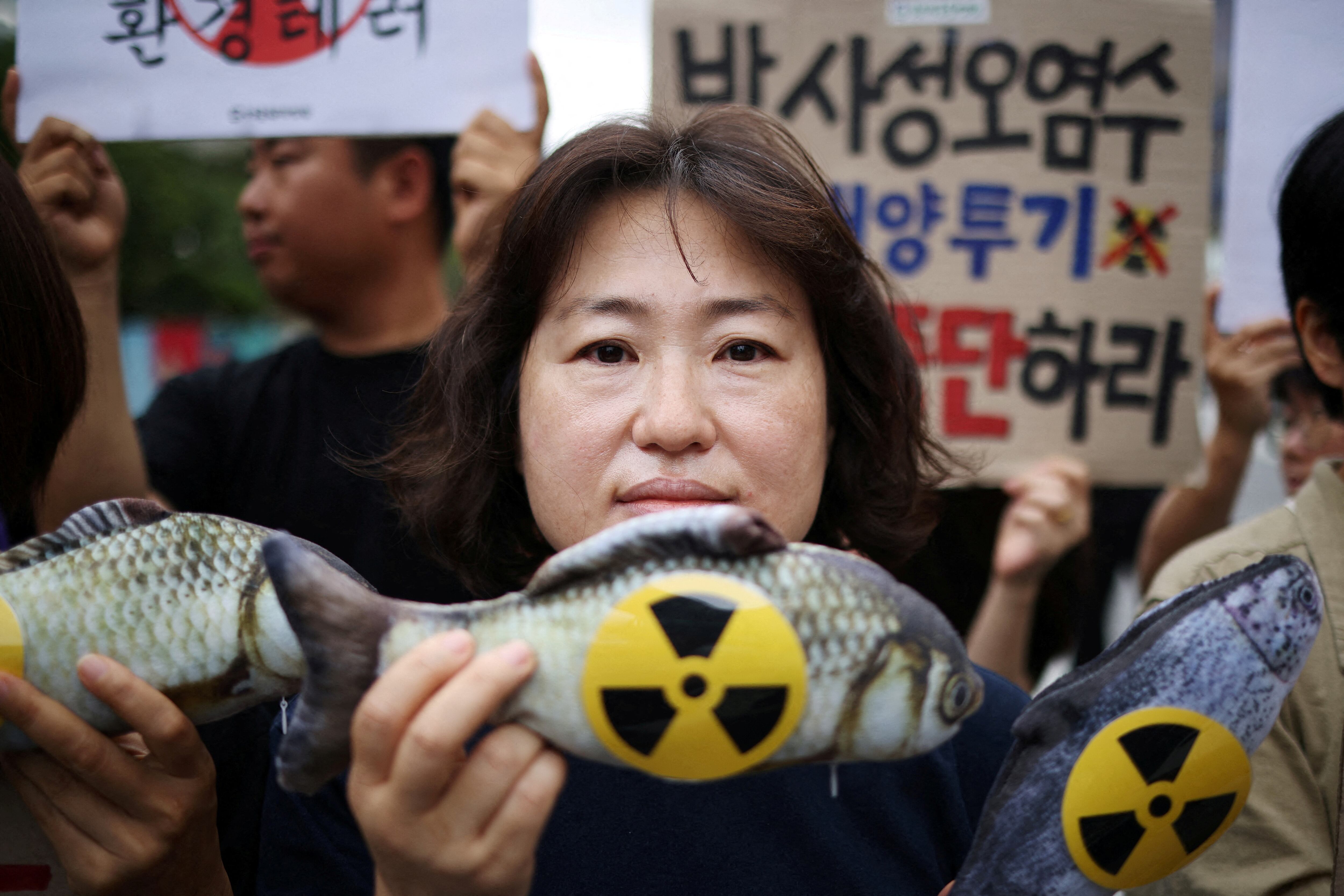 Un activista posa para una fotografía durante una protesta contra el plan de Japón de liberar al océano aguas residuales tratadas de la central nuclear de Fukushima, en Seúl (Corea del Sur).