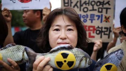 Una activista protesta en Seúl, el 24 de agosto, cuando Japón inició el vertido de agua de Fukushima al Pacífico.