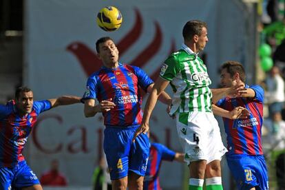 David Navarro despeja un balón a córner ante Amaya
