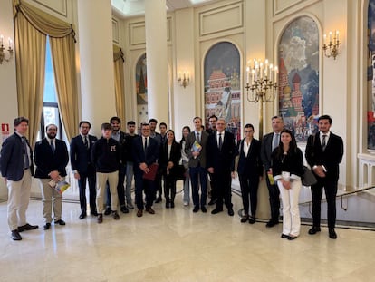 Fotografía del encuentro con los alumnos del CEU publicada por la Embajada rusa. El tercero por la derecha, debajo de la lámpara, es el profesor Antonio Alonso. El quinto por la derecha, con pelo cano y gafas, es el ministro consejero de la embajada, Dimitry Sokolov.