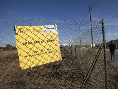 Valla que la limita la zona contaminada por la caída de cuatro bombas nucleares hace 52 años en Palomares. 