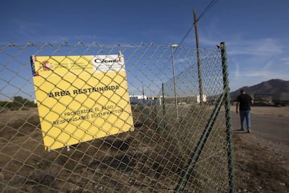 Valla que la limita la zona contaminada por la caída de cuatro bombas nucleares hace 52 años en Palomares. 