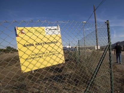 Valla que la limita la zona contaminada por la caída de cuatro bombas nucleares hace 52 años en Palomares. 