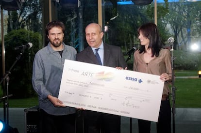 El ministro de Cultura, Jos&eacute; Ignacio Wert, entrega el primer premio, dotado con 10.000 euros, al colectivo Laramascoto