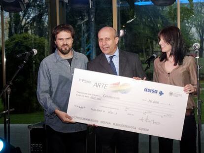 El ministro de Cultura, José Ignacio Wert, entrega el primer premio, dotado con 10.000 euros, al colectivo Laramascoto