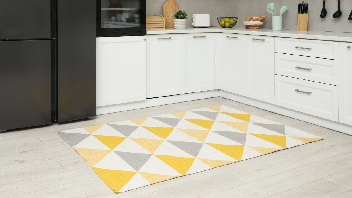 Lavable, ignífuga y no se mueve del sitio: por qué es un acierto poner una alfombra vinílica en la cocina