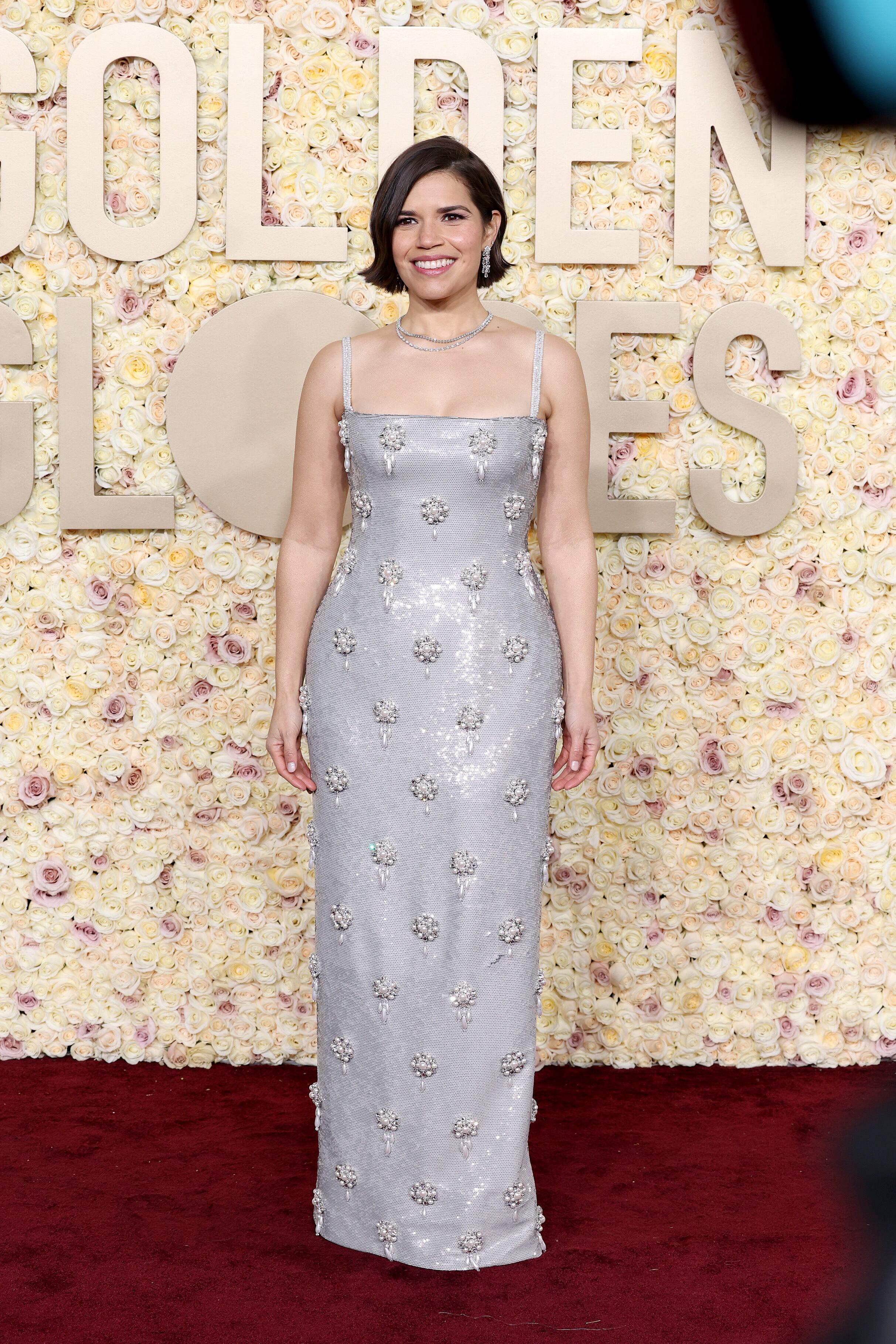 America Ferrera, la mujer real que se encarga de contarle a Barbie lo que es el patriarcado, escogió este delicado diseño gris de Dolce & Gabbana.