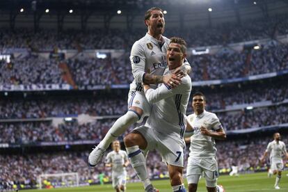 El delantero del Real Madrid Cristiano Ronaldo celebra el primer gol del partido con su compañero Sergio Ramos.