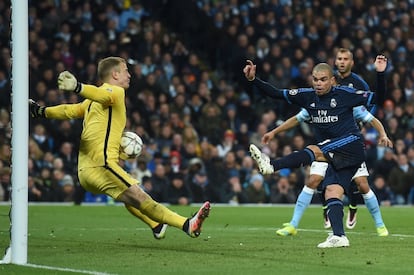 El portero del Manchester City Joe Hart salva el balón lanzado por Pepe del Real Madrid.