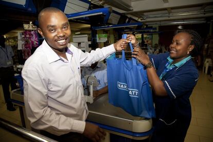 <p>Un cliente lleva sus compras en una bolsa de tela en Nairobi, Kenia, el lunes 28 de agosto de 2017. Kenia ha tardado diez años y tres intentonas para aprobar esta ley, de la que no todo el mundo es partidario. Samuel Matonda, portavoz de la Asociación de Fabricantes de Kenia, asegura que la medida costará la pérdida de 60.000 empleos y obligará a 176 fabricantes a cerrar sus negocios, pues Kenia ha sido hasta ahora un importante exportador de bolsas en la región.</p>
<p>"Los efectos del golpe serán muy severos", asegura Matonda."Incluso afectará a las mujeres que venden verduras en el mercado. ¿Cómo se llevarán los clientes los productos de sus tiendas? ". </p>