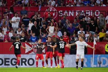 Mikel Vesga celebra el gol del empate del Athletic ante el  Sevilla.