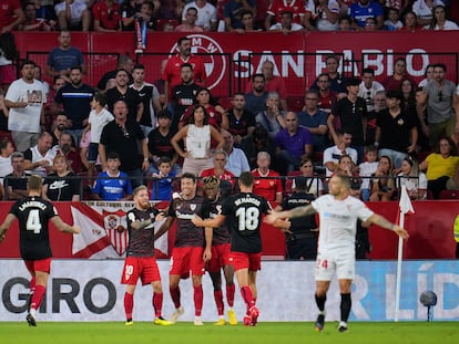 Mikel Vesga celebra el gol del empate del Athletic ante el  Sevilla.