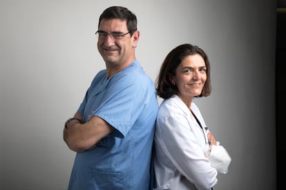 Ignacio Cristóbal, ginecólogo, jefe de la Unidad de Reproducción Asistida y director del Instituto de la Salud de la Mujer del Hospital Clínico San Carlos, y Silvia Sánchez-Ramón, jefa de Inmunología del centro. 