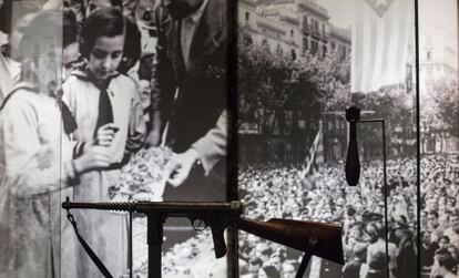 Ofrenda de insignias al monumento a Casanova la Diada de 1937, junto a un subfusil y una bomba.